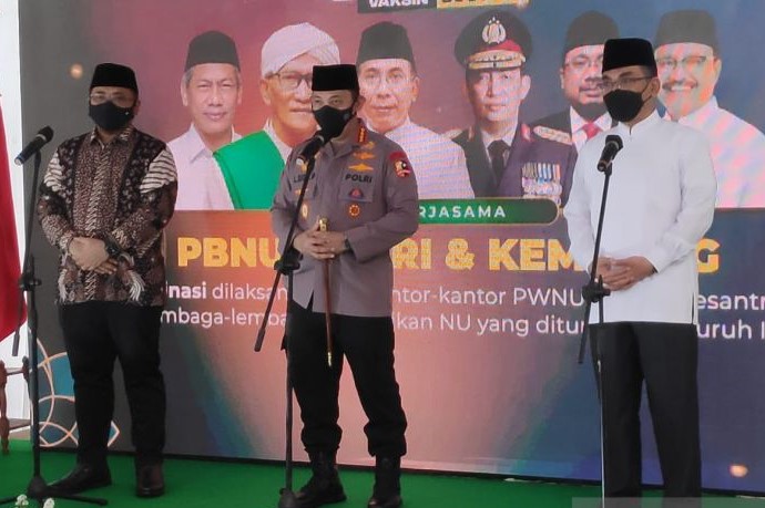 Ketua Umum PBNU KH Yahya Cholil Staquf (kanan), Kapolri Jenderal Pol. Listyo Sigit Prabowo (tengah), dan Menteri Agama Yaqut Cholil Qoumas.