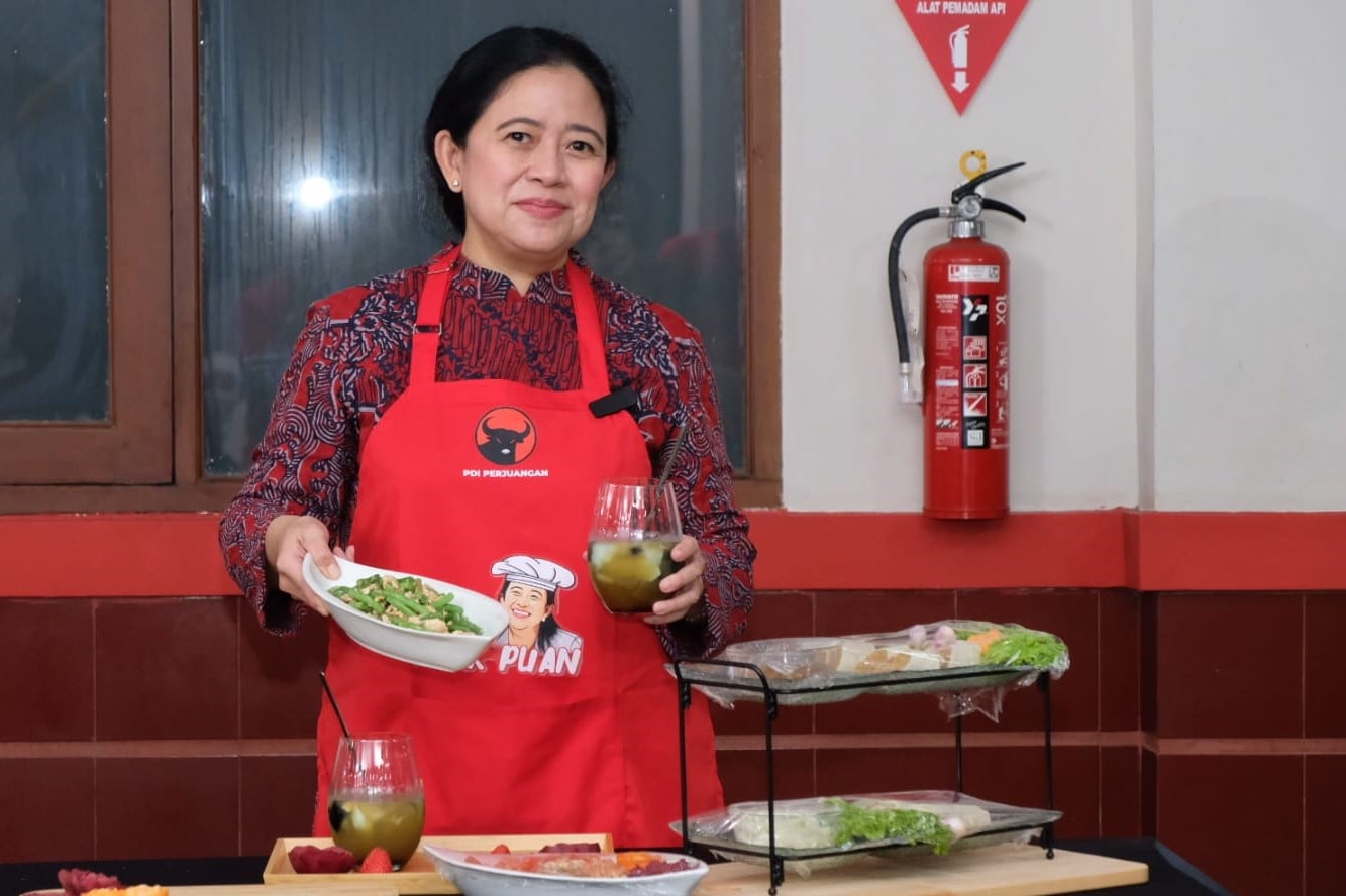 Ketua DPR Puan Maharani menunjukkan makanan dan minuman hasil demo memasak.