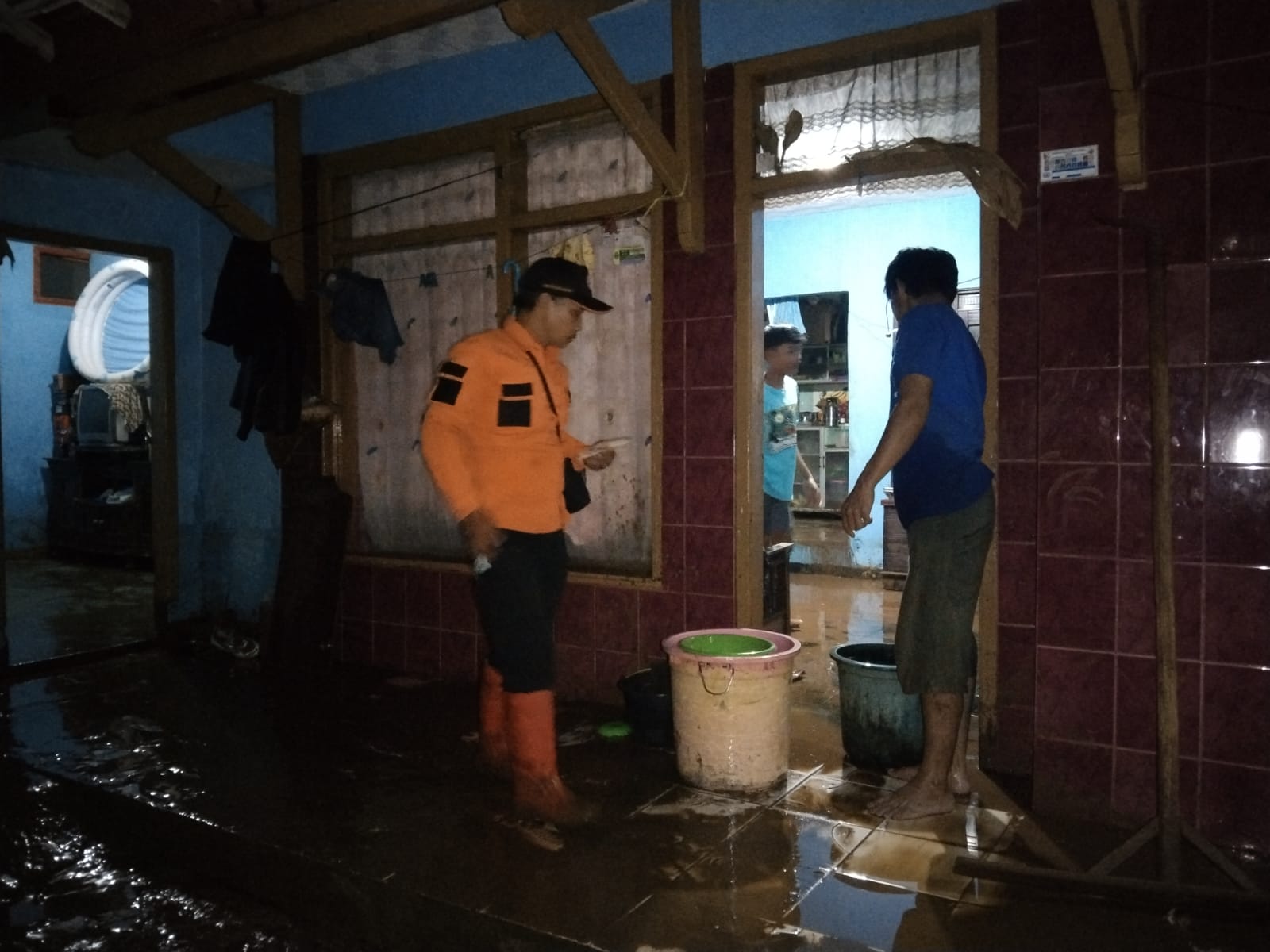 Tim BPBD Kabupaten Bandung melakukan kaji cepat dan monitoring kondisi banjir yang melanda Desa Rancaekek