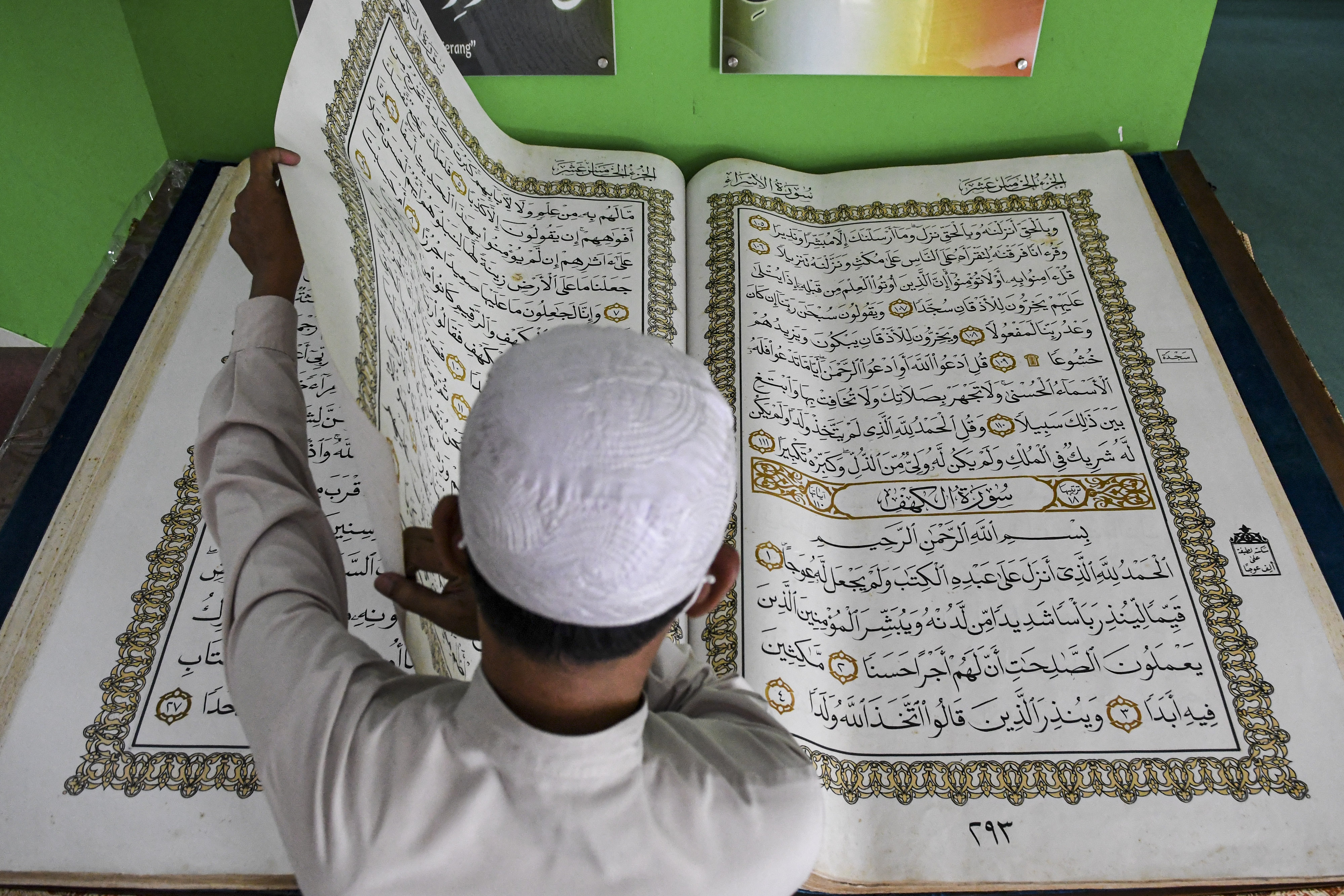 Petugas merawat Al Quran raksasa di Perpustakaan Jakarta Islamic Centre (JIC), Jakarta Utara.