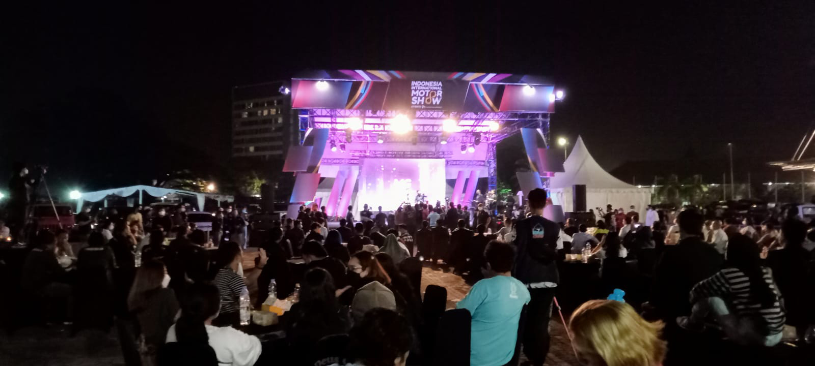 Suasana penutupan IIMS Hybrid 2022 di JIExpo Kemayoran Jakarta, Sabtu (9/4).