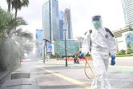 Petugas menyemprotkan disinfektan ke kursi di kawasan Bundaran HI, Jakarta.  