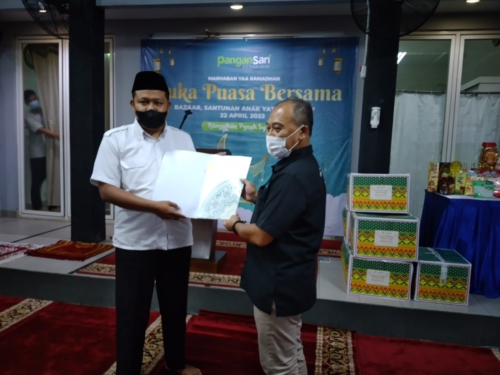 Direktur HR PT Pangansari Utama Avi Pranantha saat memberikan santunan bagi anak yatim di Ciracas, Jakarta Timur