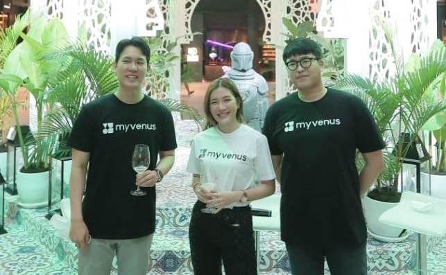 Michelle Hendra, CMO dan Co-founder Myvenus (tengah) dan  CEO MyVenus, Yujin Hwang (kiri).