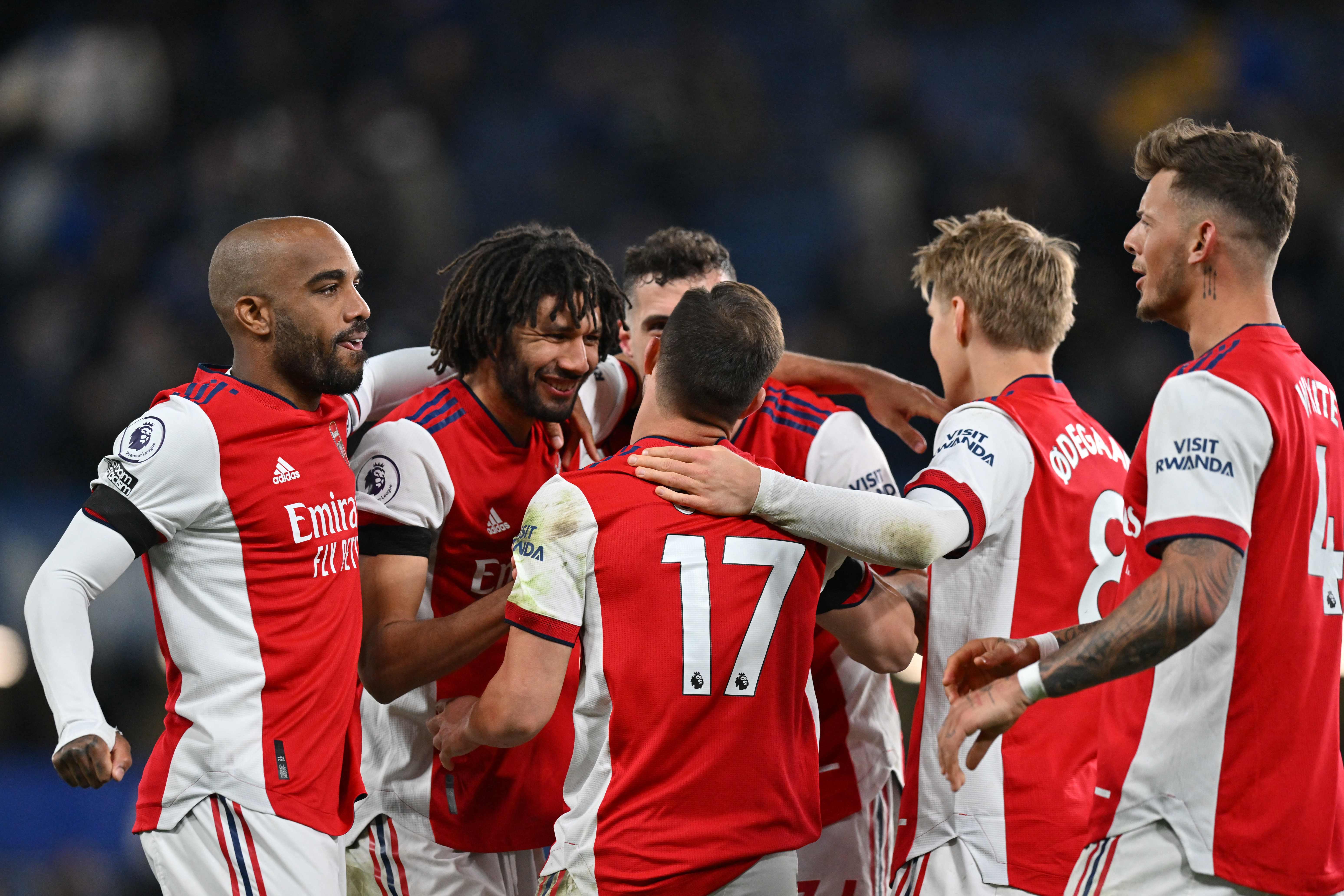 Para pemain Arsenal merayakan kemenangan mereka atas Chelsea di laga Liga Primer Inggris.