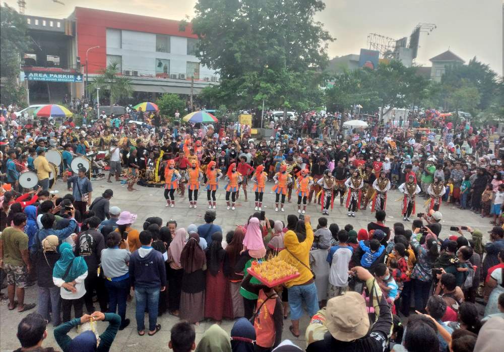 Seniman mengikuti kegiatan dugderan (dugder) yang dipusatkan di Alun-Alun Masjid Agung Kauman dan Balai Kota Semarang, Jawa Tengah, kemarin.