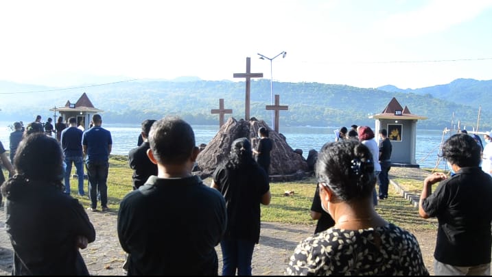 Umat mengikuti ibadah Jalan Salib saat perayaan Jumat Agung di Flores Tmur, NTT.