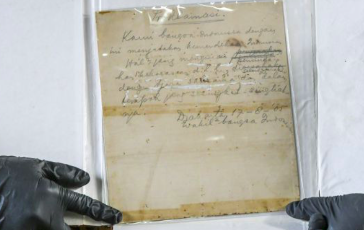 Petugas mengambil dokumen naskah konsep teks proklamasi di Gedung Arsip Nasional Republik Indonesia (ANRI), Jakarta, Minggu (16/8/2020). 