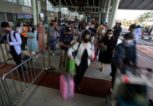 Calon penumpang antre masuk ke dalam Terminal 1 A Bandara Soekarno Hatta, Tangerang, Banten, Jumat (29/4/2022). 