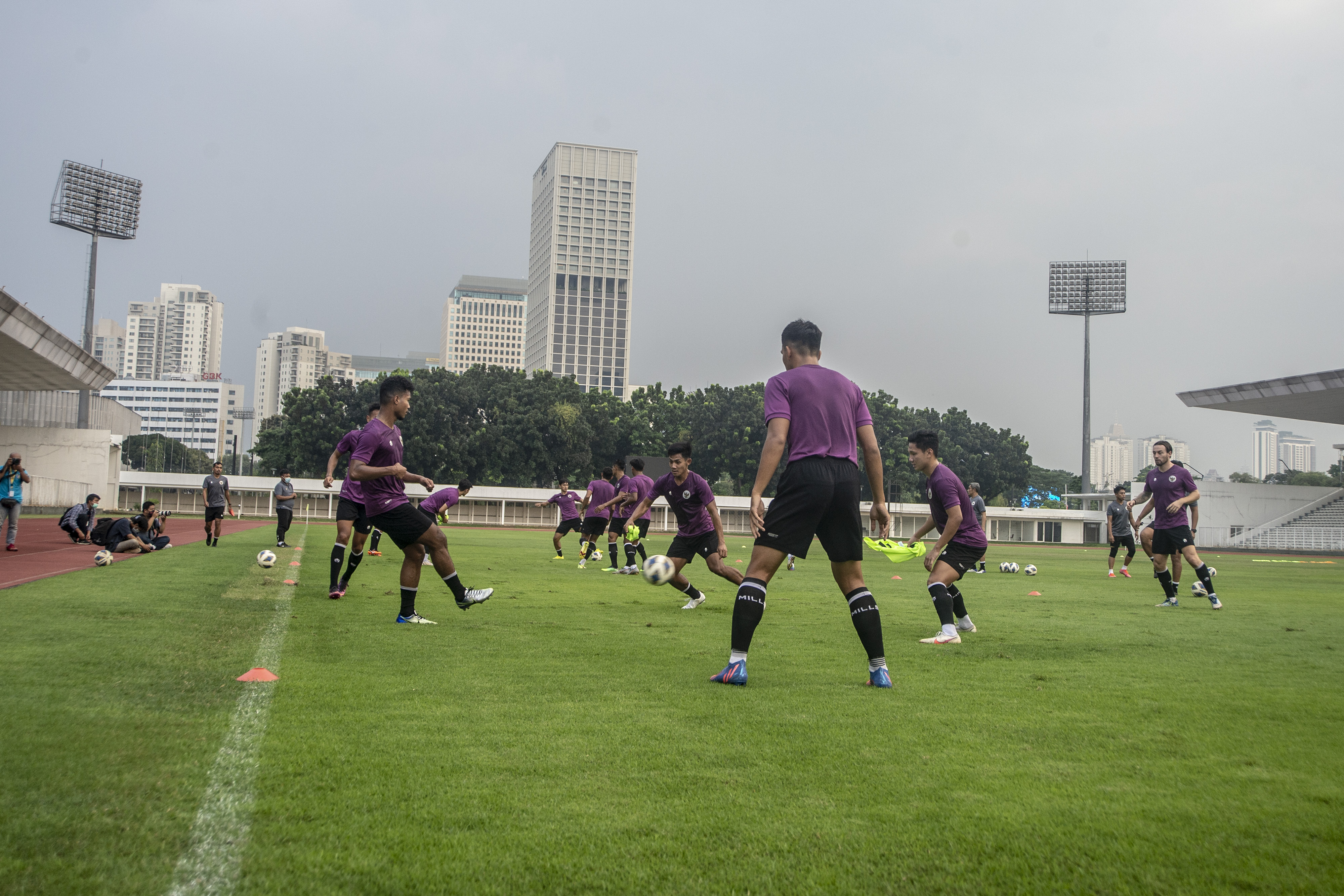 Pesepak bola Timnas U-23 melakukan latihan di Stadion Madya, Komplek Gelora Bung Karno, Jakarta.
