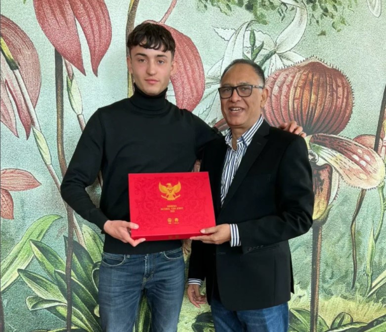 Anggota Komite Eksekutif (Exco) PSSI Hasani Abdulgani bersama Ivar Jenner