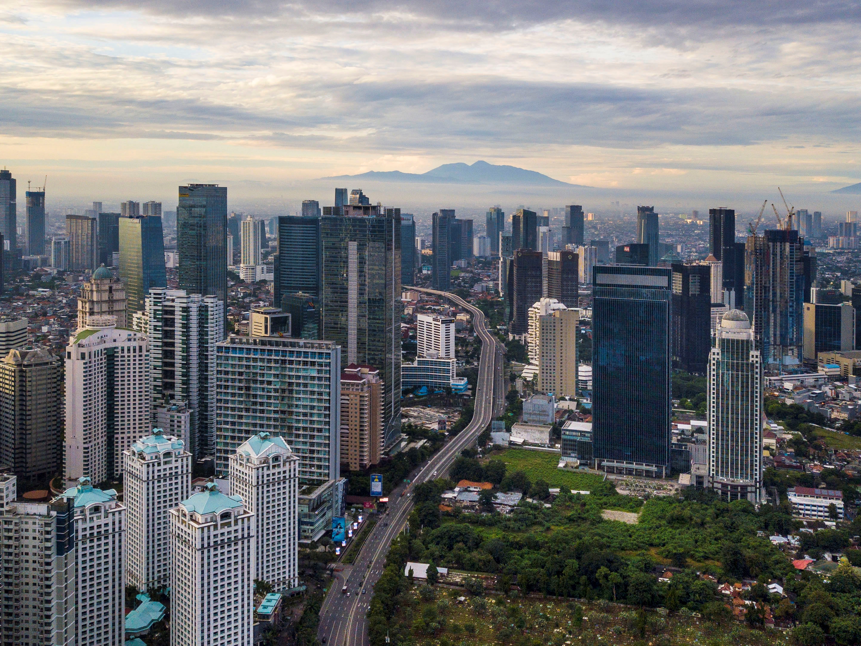 Matahari terbit menyinari gedung-gedung perkantoran Jakarta.