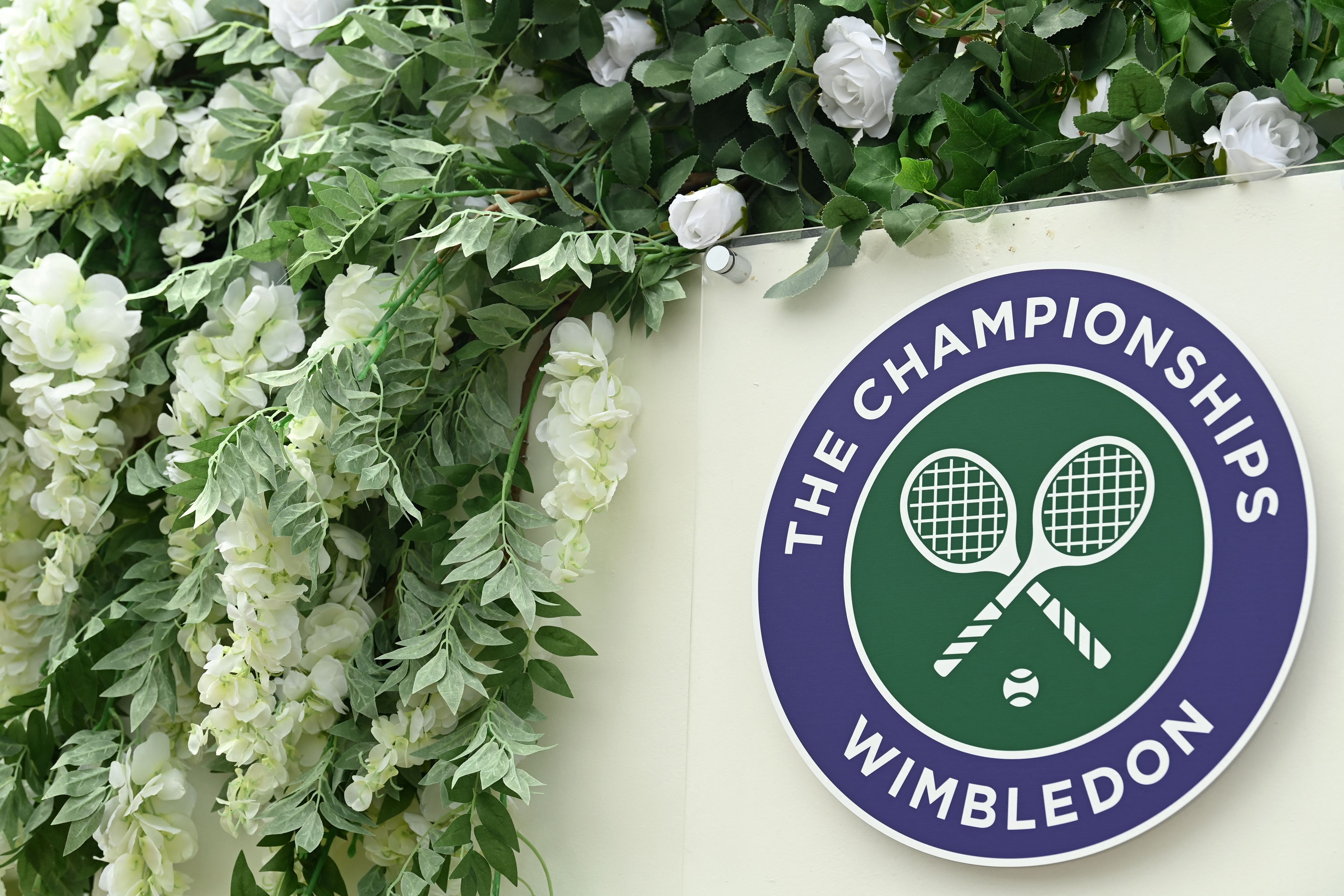 Logo Wimbledon terlihat di The All England Tennis Club, Wimbledon, Inggris.