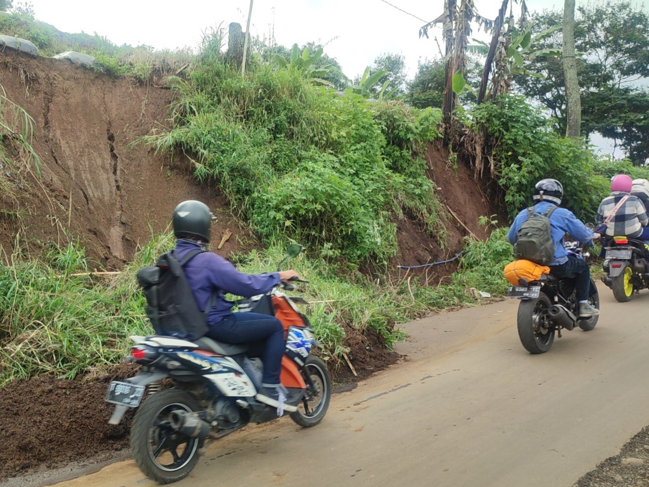 Batu Besar Longsor Hantam Kendaraan di Banjarnegara, Dua Tewas