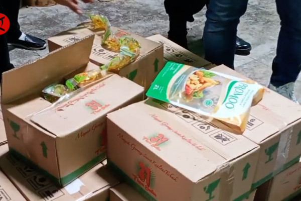 Sebuah gudang agen minyak goreng curah di Cirebon didatangi polisi yang diduga mengubah minyak goreng curah menjadi minyak goreng kemasan.
