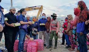 Badan Advokasi Hukum (Bahu) Partai NasDem Sulawesi Tengah berbagi 500 paket makanan berbuka puasa kepada pengguna jalan di Kota Palu.
