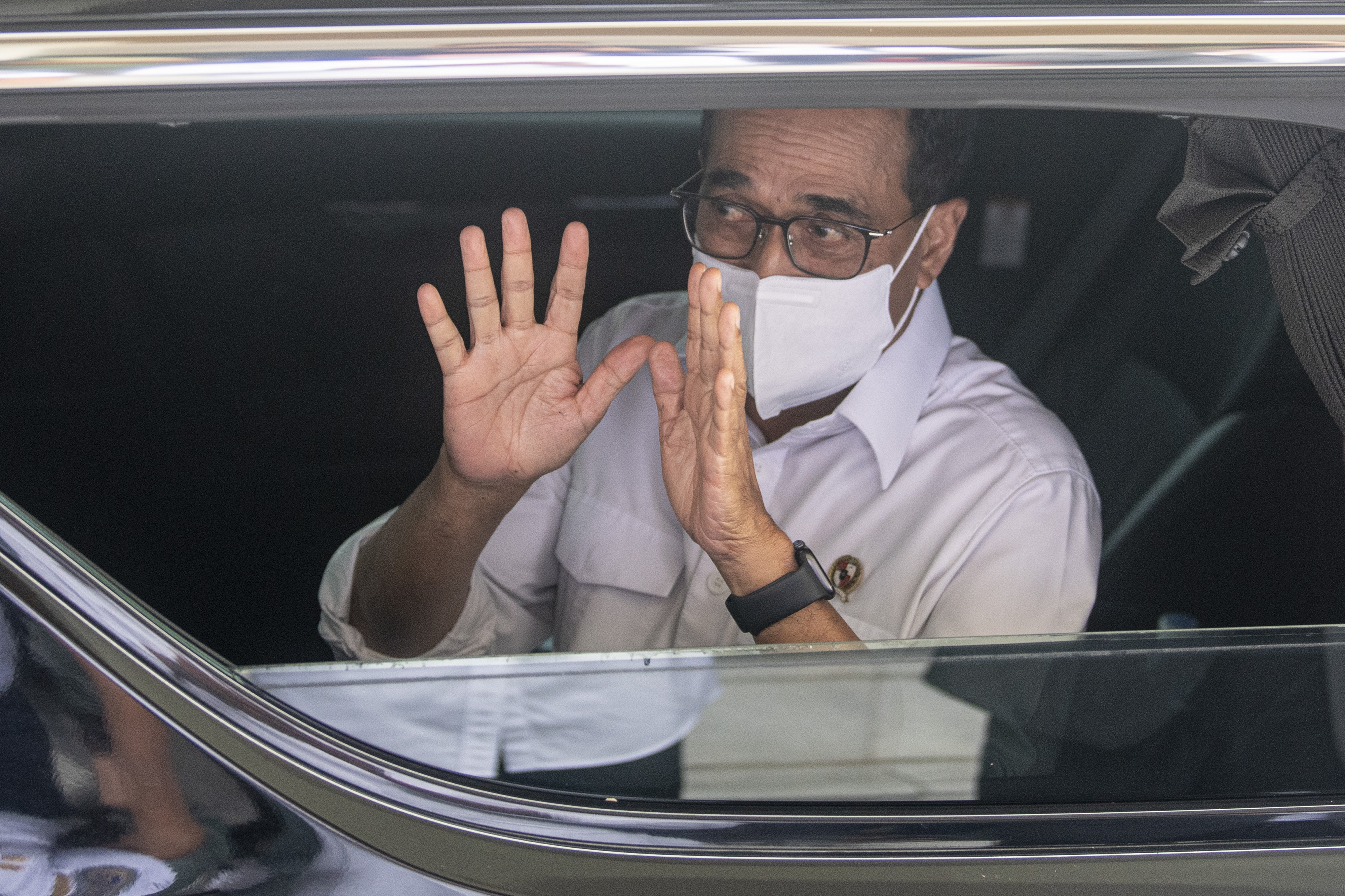 Menhub Budi Karya saat melambaikan tangan kepada wartawan.