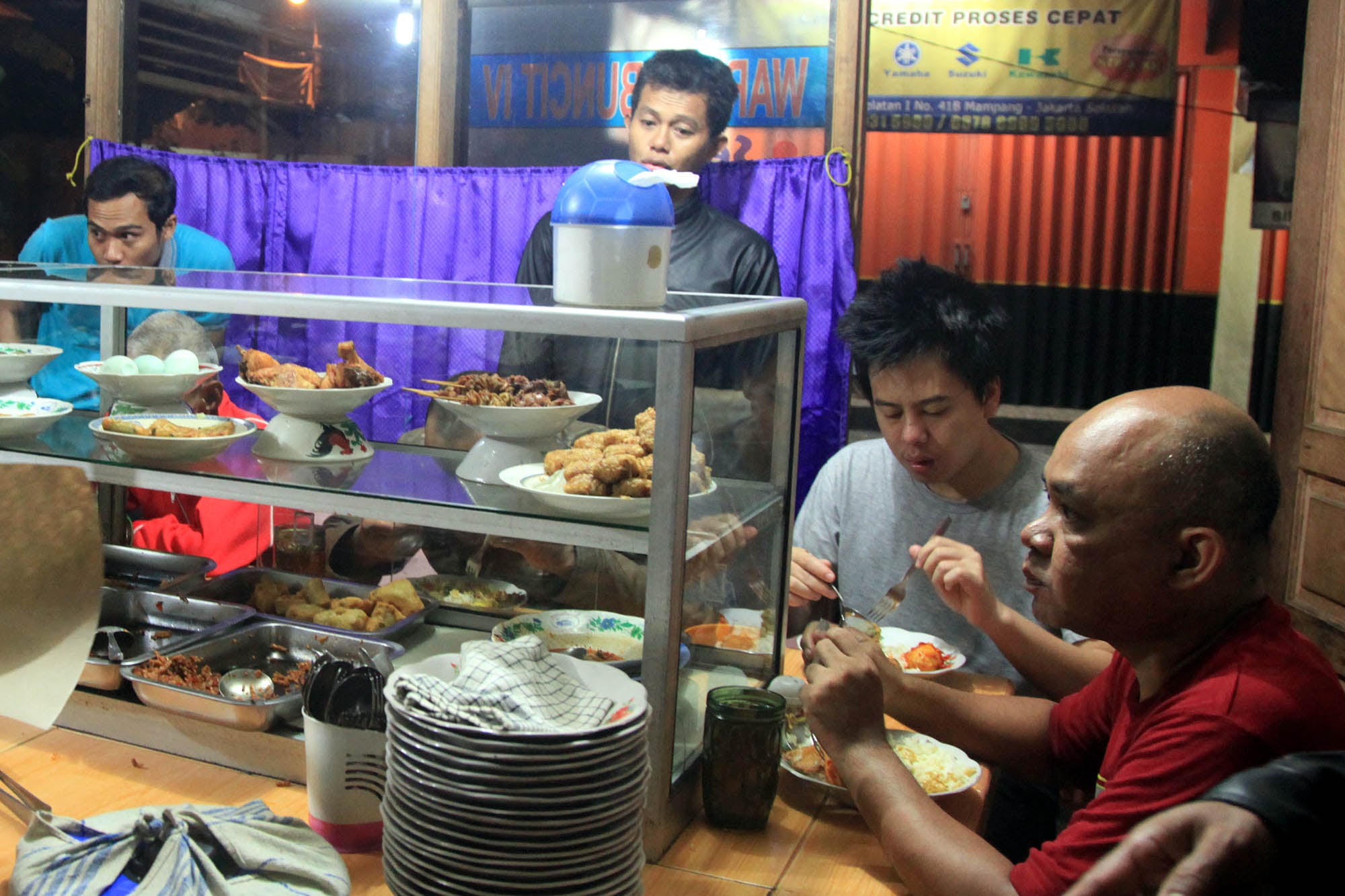 Suasana warteg yang dipenuhi pembeli saat sahur di kawasan Buncit, Jakarta Selatan.