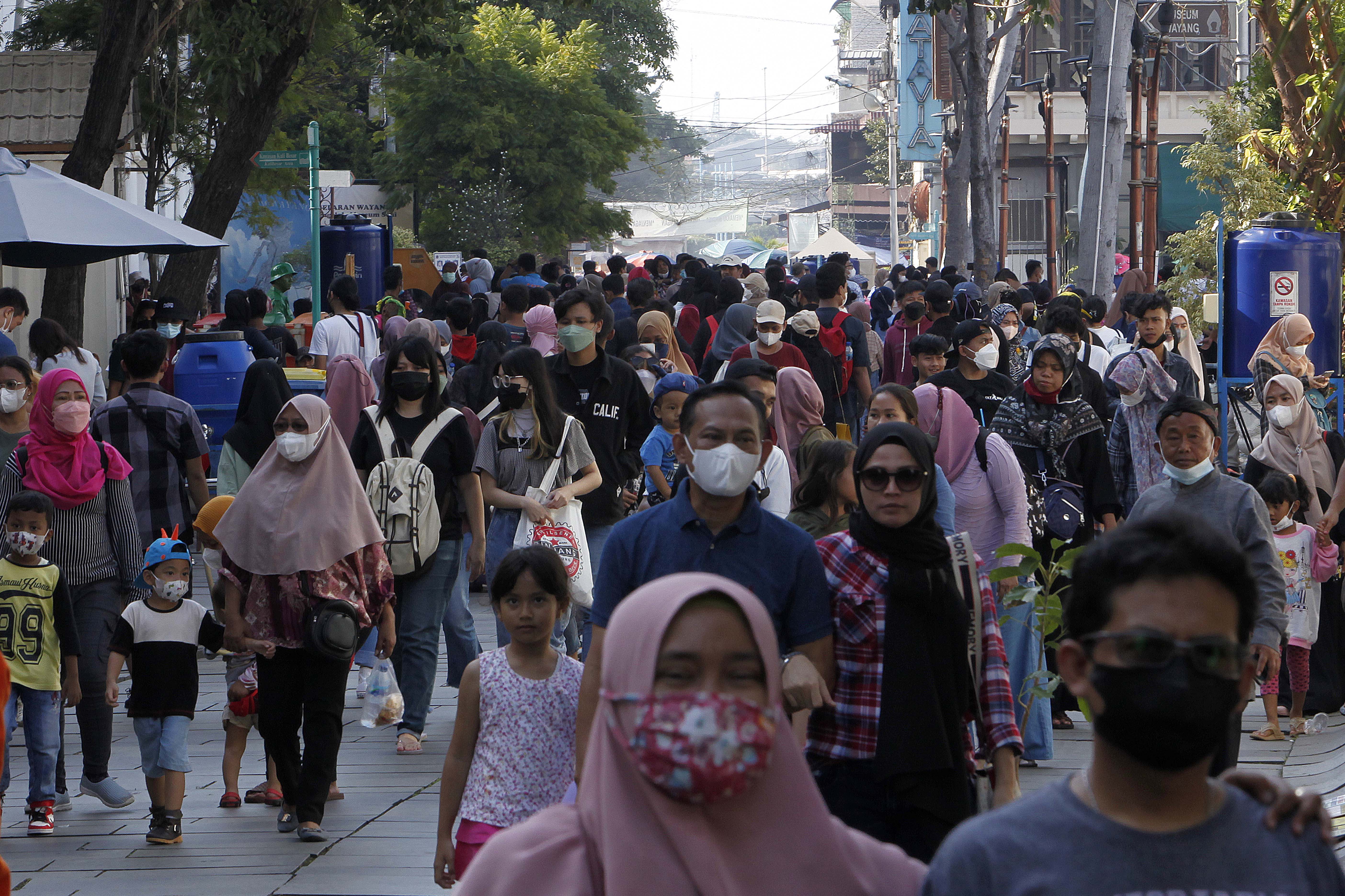 Aktivitas warga meningkat seiring terkendalinya pandemi. Momentum pertumbuhan harus dijaga di tahun politik.