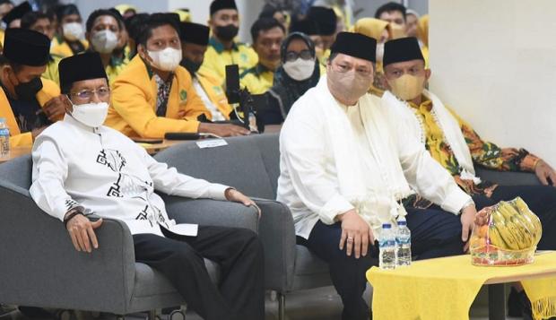 Imam Besar Masjid Istiqlal Jakarta Prof Nasaruddin Umar bersama Ketum Partai Golkar Airlangga Hartarto pada pelantikan DPP Satkar Ulama