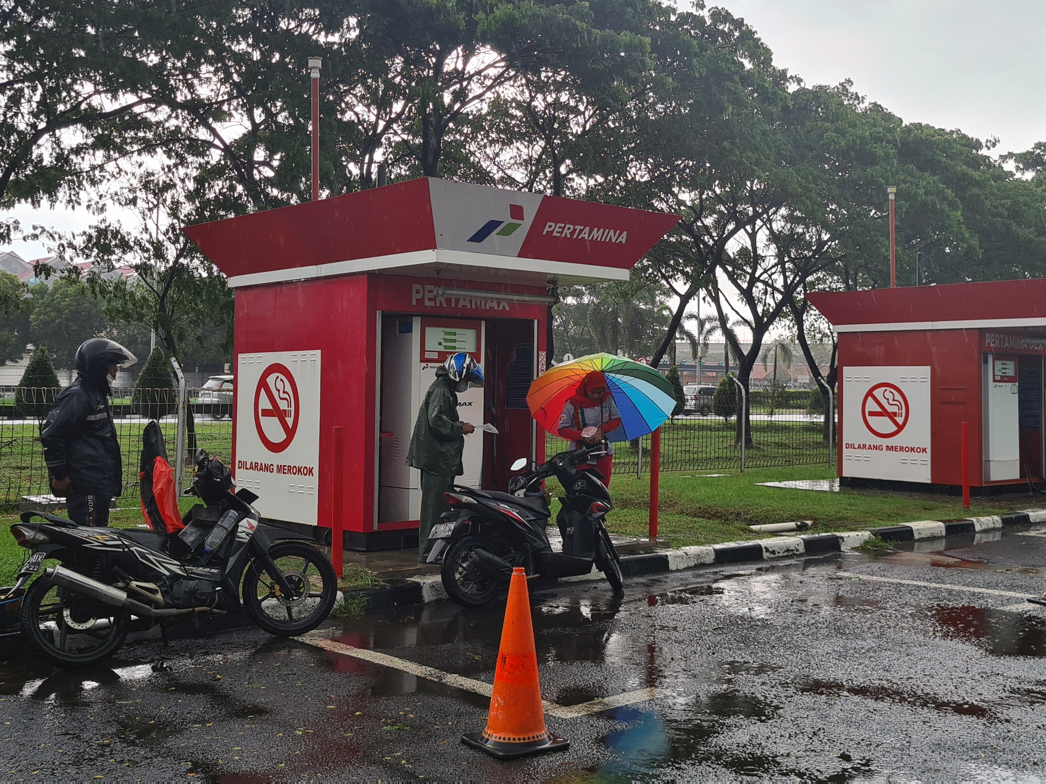 Petugas Pertashop melayani pengisian bahan bakar minyak ke sepeda motor di kawasan Bandara Soekarno Hatta, Tangerang, Banten, Selasa (5/4).