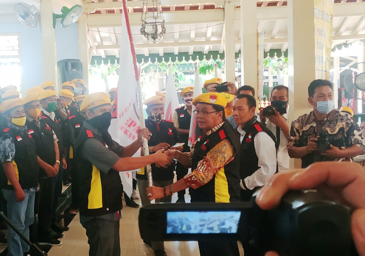 Panglima Gerakan Pasukan Anti Komunis (Gepako) DIY, Gandung Pardiman saat melantik pengurus Gepako, Jateng.