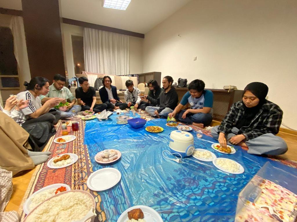 Berbagi Pengalaman Seru Jalani Ramadan di Negeri Dua Benua