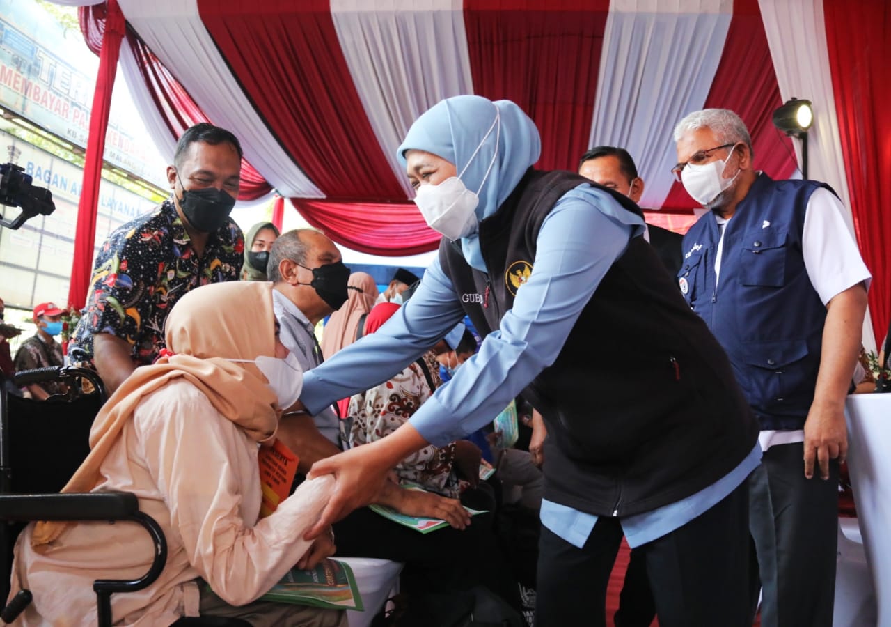 Gubernur Jatim Khofifah Indar Parawansa berdialog dengan warga