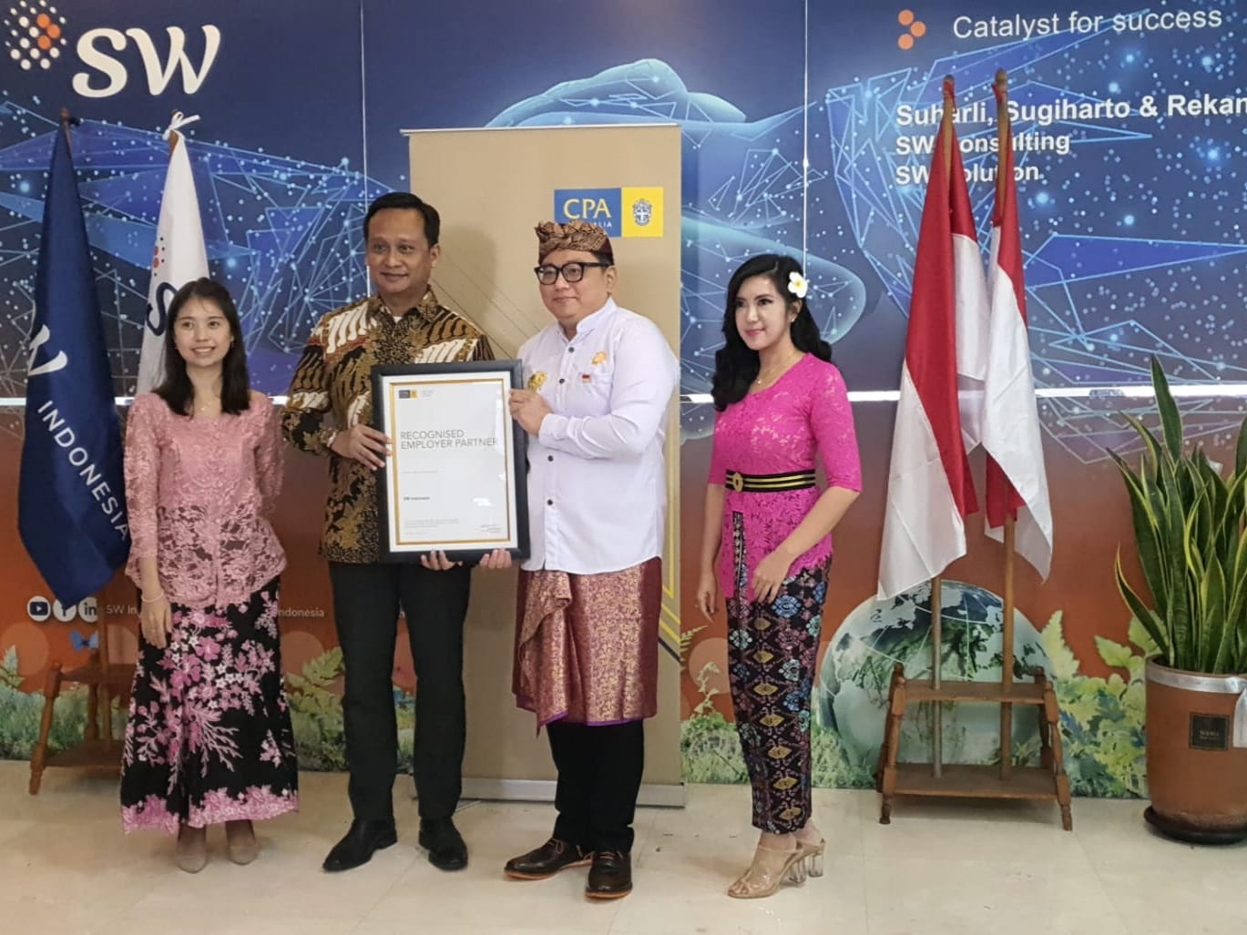 Michell Suharli (baju putih).