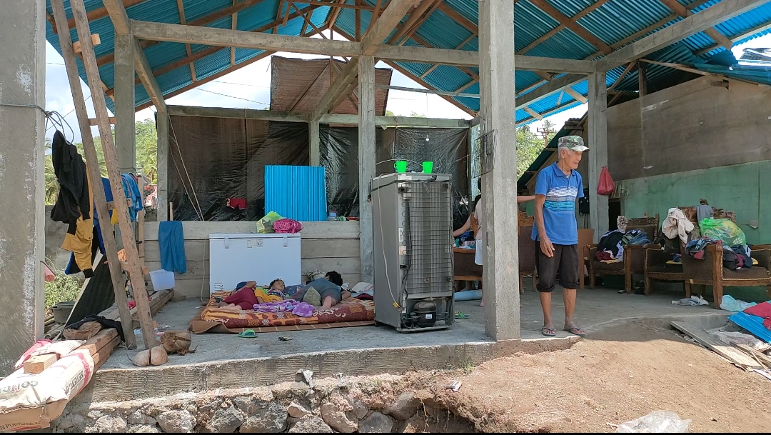 Salah satu dari 42 keluarga yang masih dipengungsian paska banjir bandang menerjang Kecamatan Belang, Kabupaten Minahasa Tenggara, Sulut