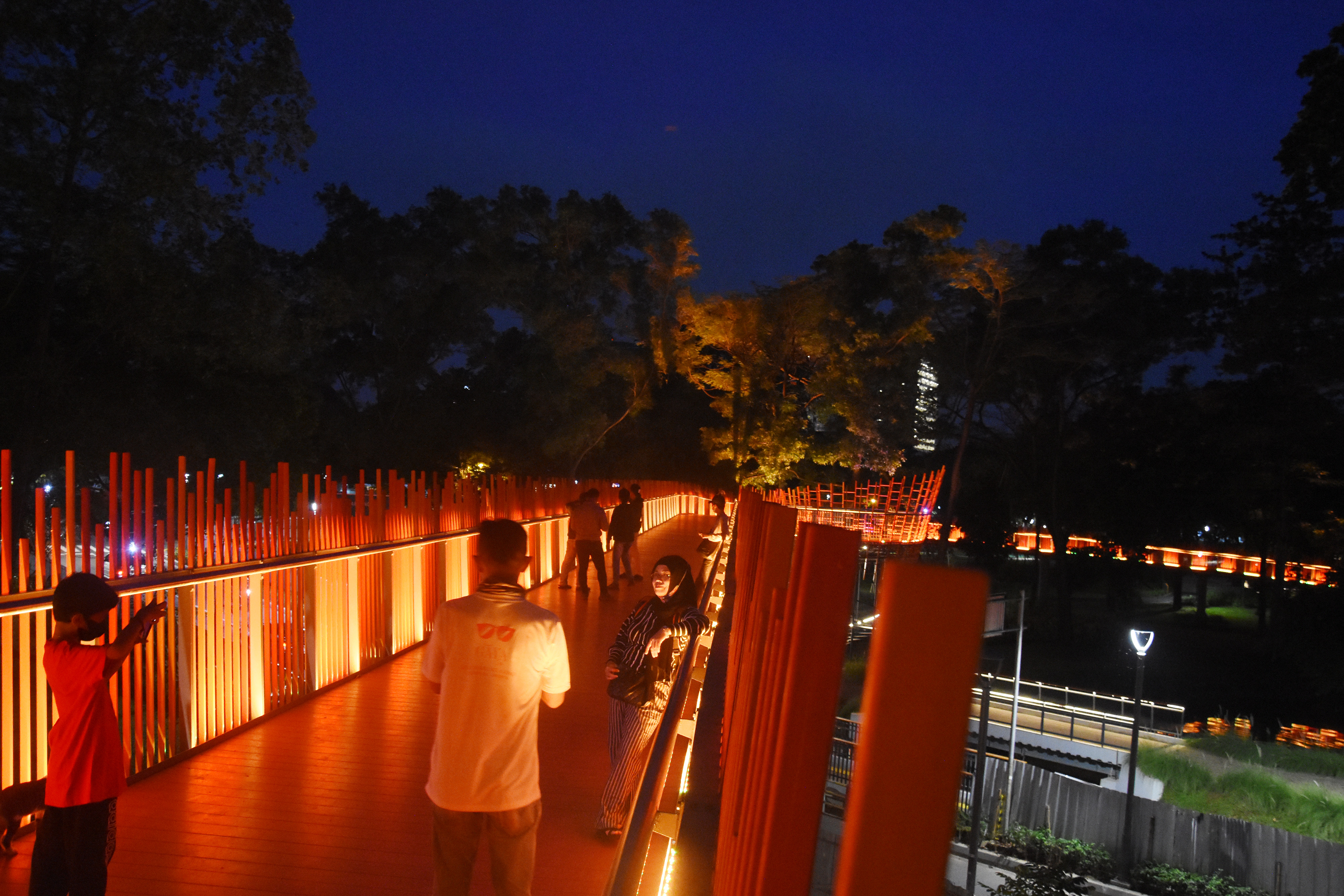 Warga berfoto di Tebet Eco Park, Jakarta, Sabtu (23/4/2022)