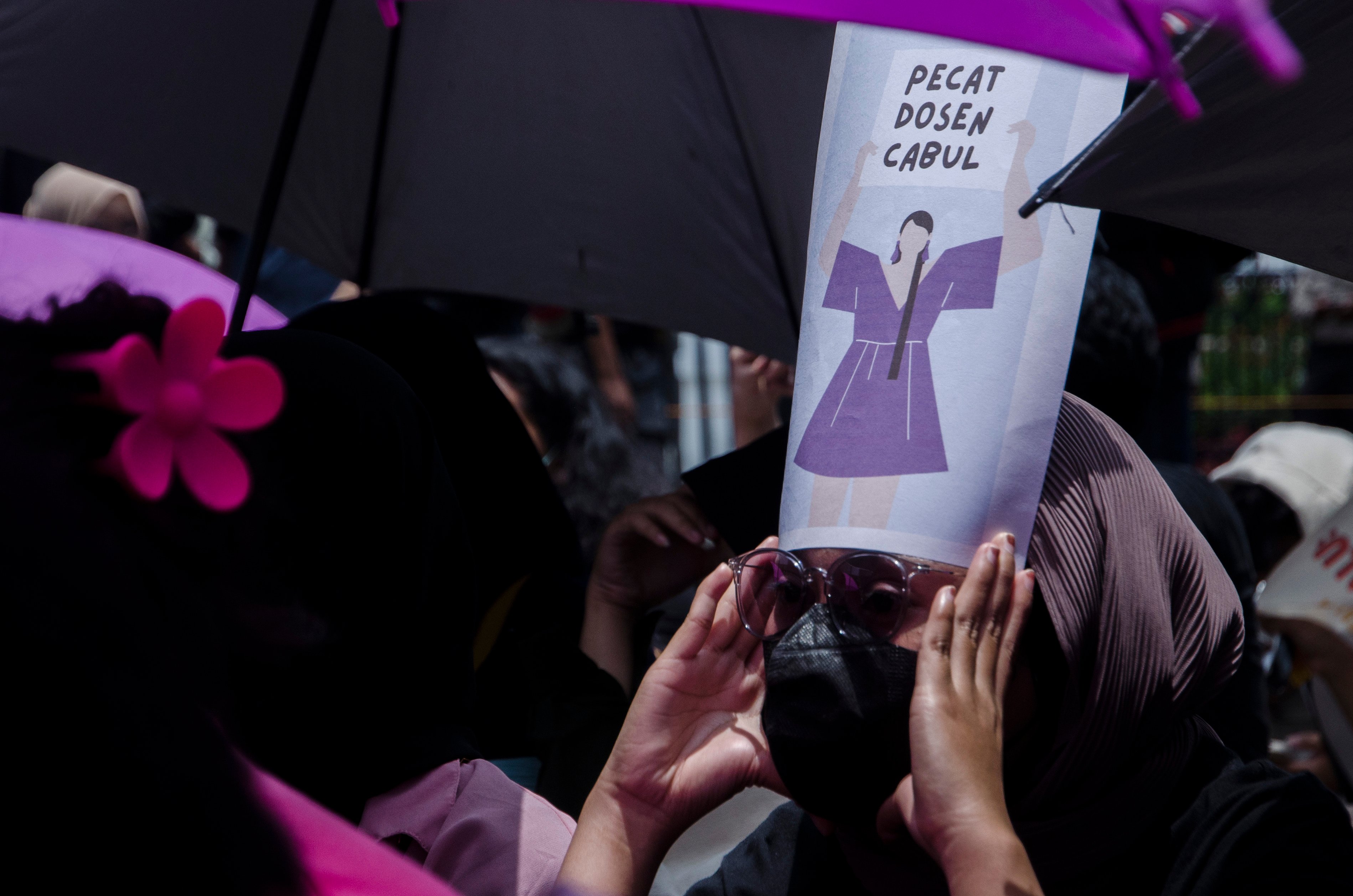 Aktivis Persatuan Rakyat Untuk Pembebasan Perempuan melakukan unjuk rasa di depan Gedung Sate, Bandung, Jawa Barat, Selasa (8/3/2022)