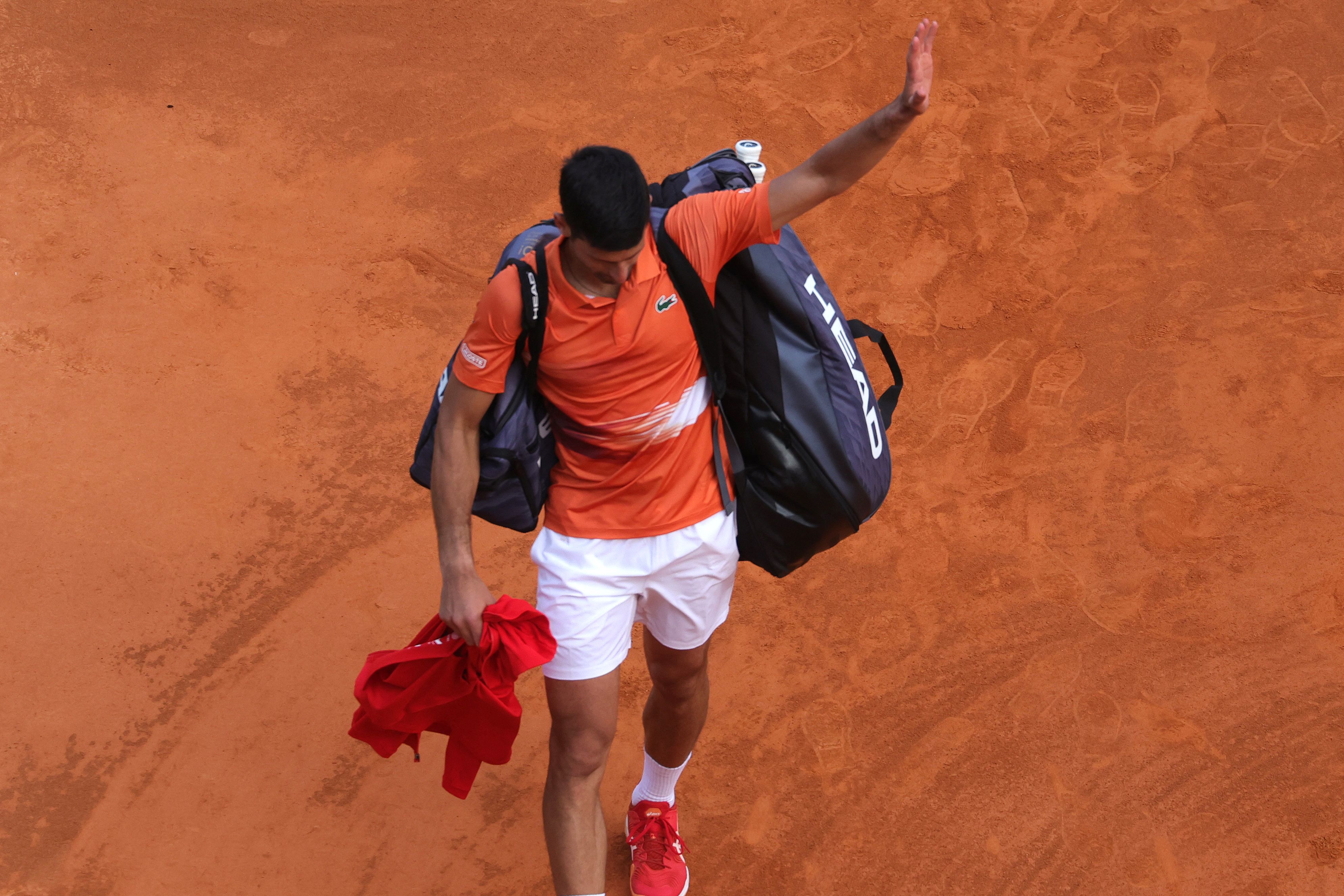 Petenis Serbia Novak Djokovic meninggalkan lapangan usai tersingkir di putaran kedua Monte Carlo Masters.