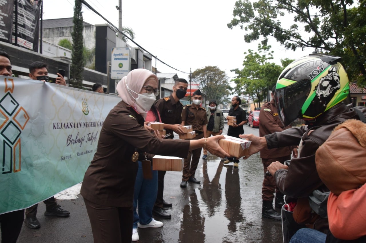 Kepala Kejari Garut Neva Sari Susant membagikan takjil ke wargai