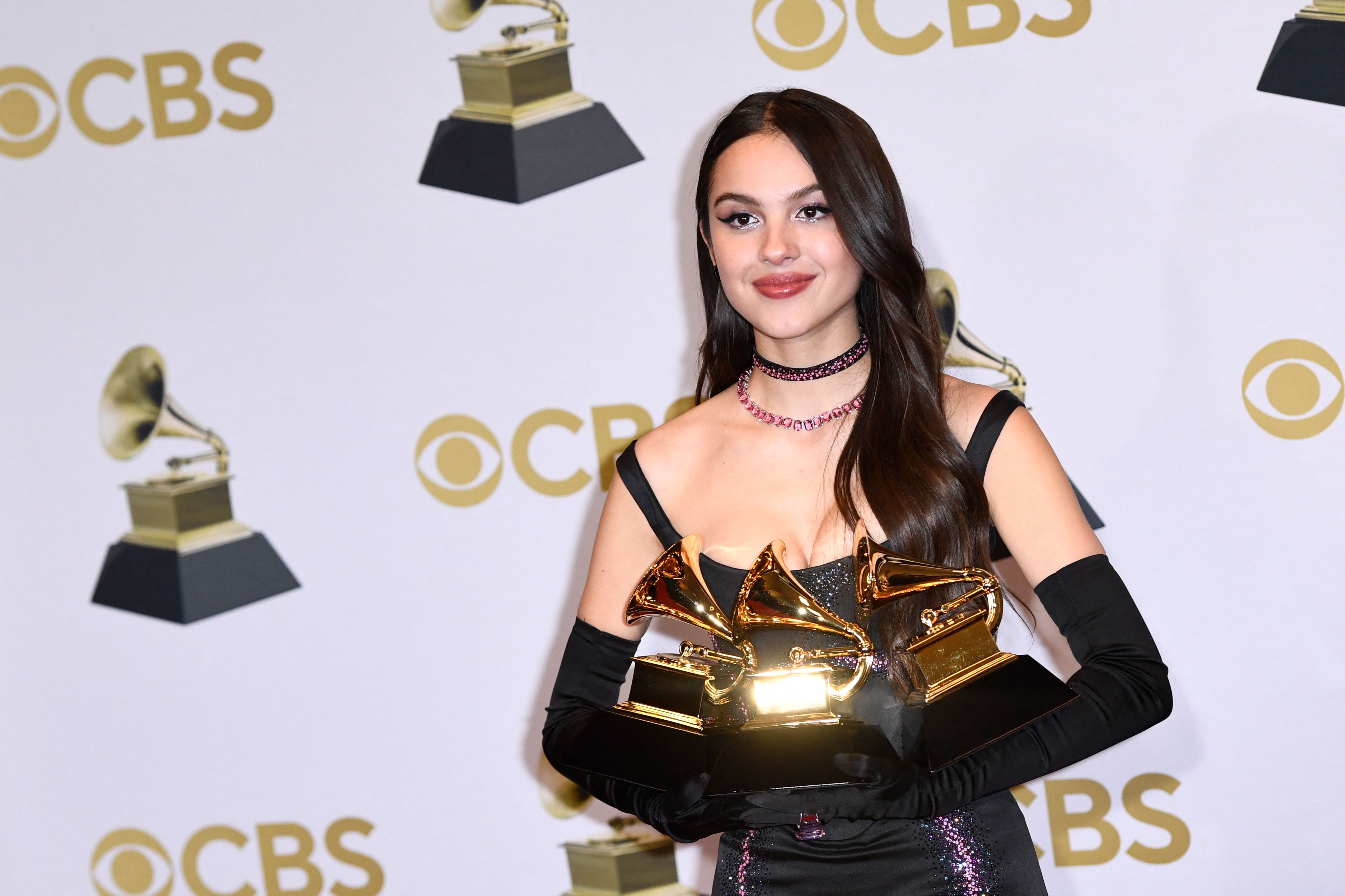 Olivia Rodrigo yang menyabet penyanyi pendatang baru terbaik