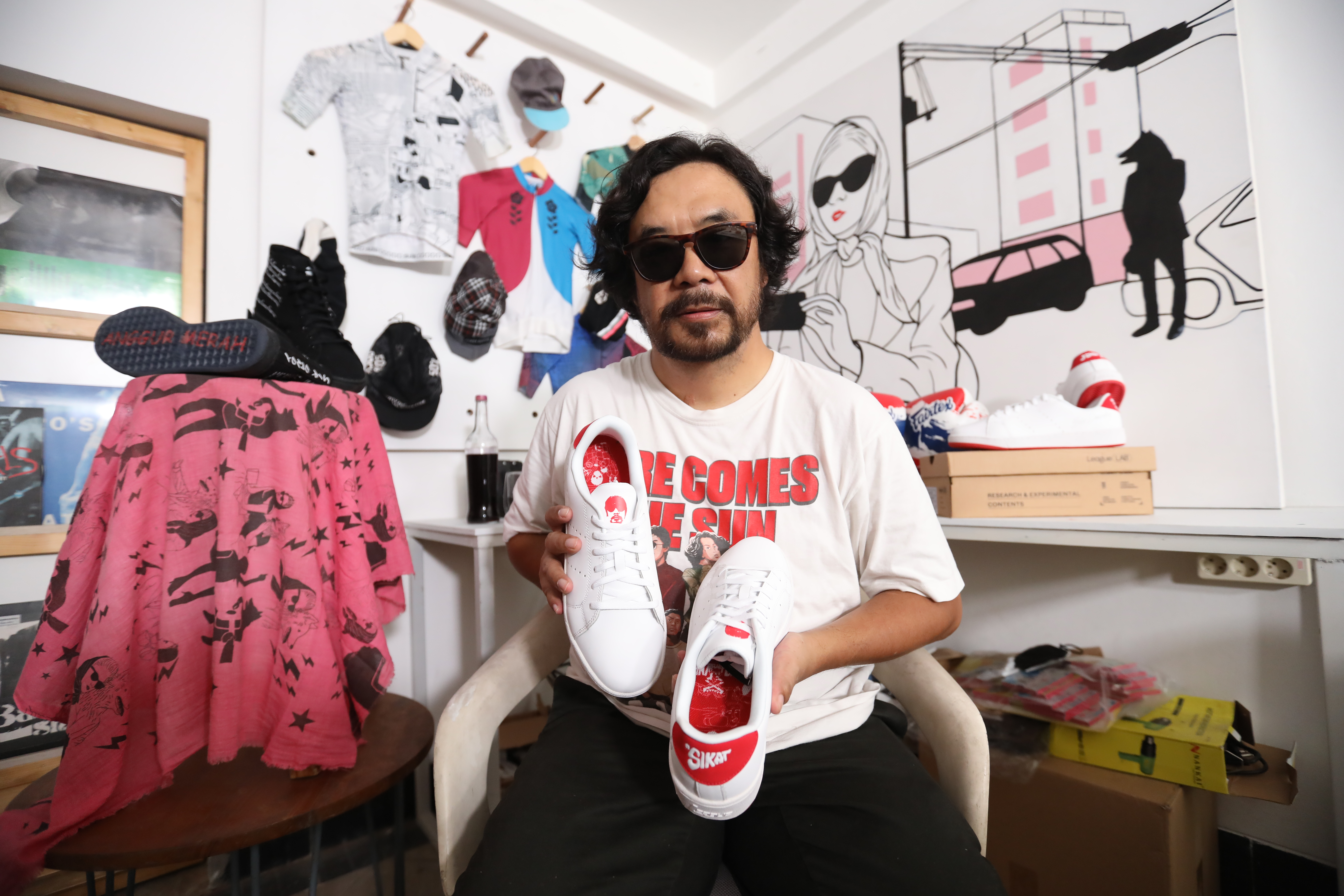 Produsen sepatu League gandeng Dandi Achmad Ramdhani atau Sir Dandy adalah sosok seniman dan musisi yang berkarakter kuat.