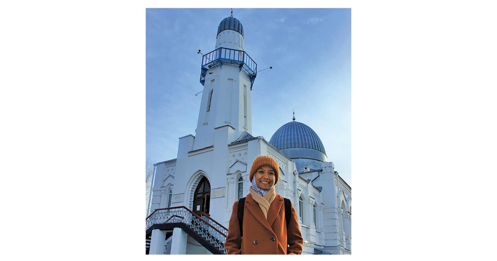 Qoriroh Annisa Tartillah Firdausy berfoto di depan Masjid Putih (Belaya Sobornaya Mechet) di Kota Tomsk, Siberia, kemarin.