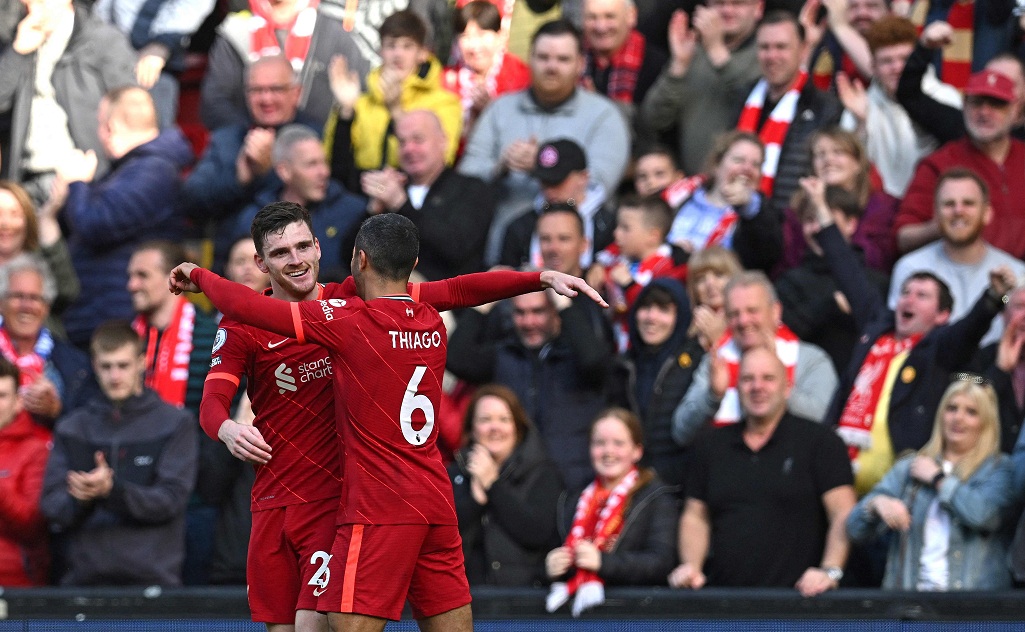 Pemain Liverpool Andy Robertson (kiri) merayakan gol yang dibuat ke gawang Everton dalam lanjutan Liga Primer Inggris, Senin (25/4) WIB.