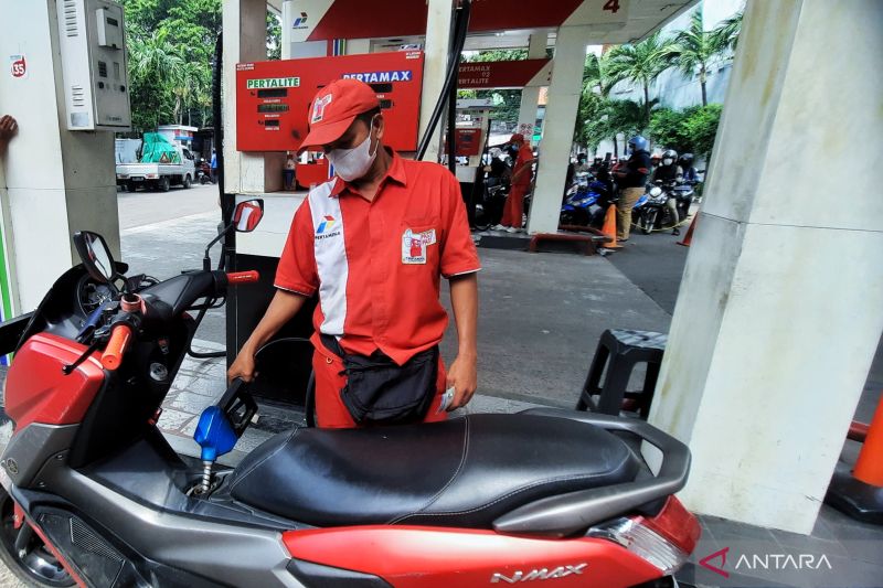 Pengguna kendaraan roda yang sedang mengisi BBM Pertamax.