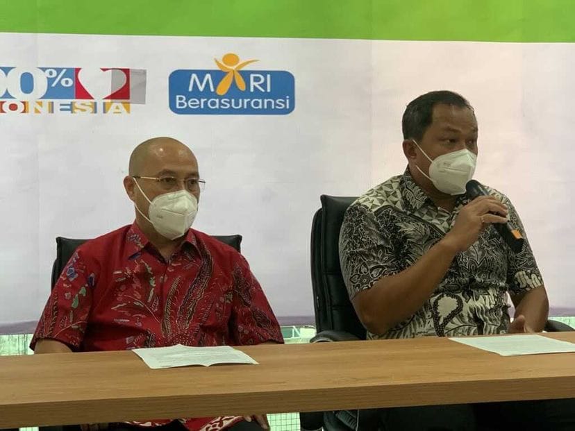 Yanes Y. Matulatuwa, Presiden Direktur Wanaartha Life (kiri) dan Direktur Operasional WanaArtha Life Adi Yulistanto saat konpres di Jakarta,