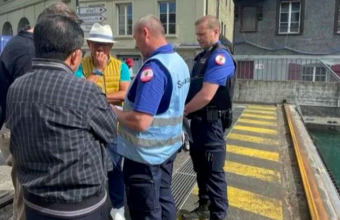 Gubernur Jawa Barat M Ridwan Kamil mendengarkan penjelasan petugas mengenai upaya pencarian anak sulungnya Emmeril Kahn Mumtadz di Kota Bern