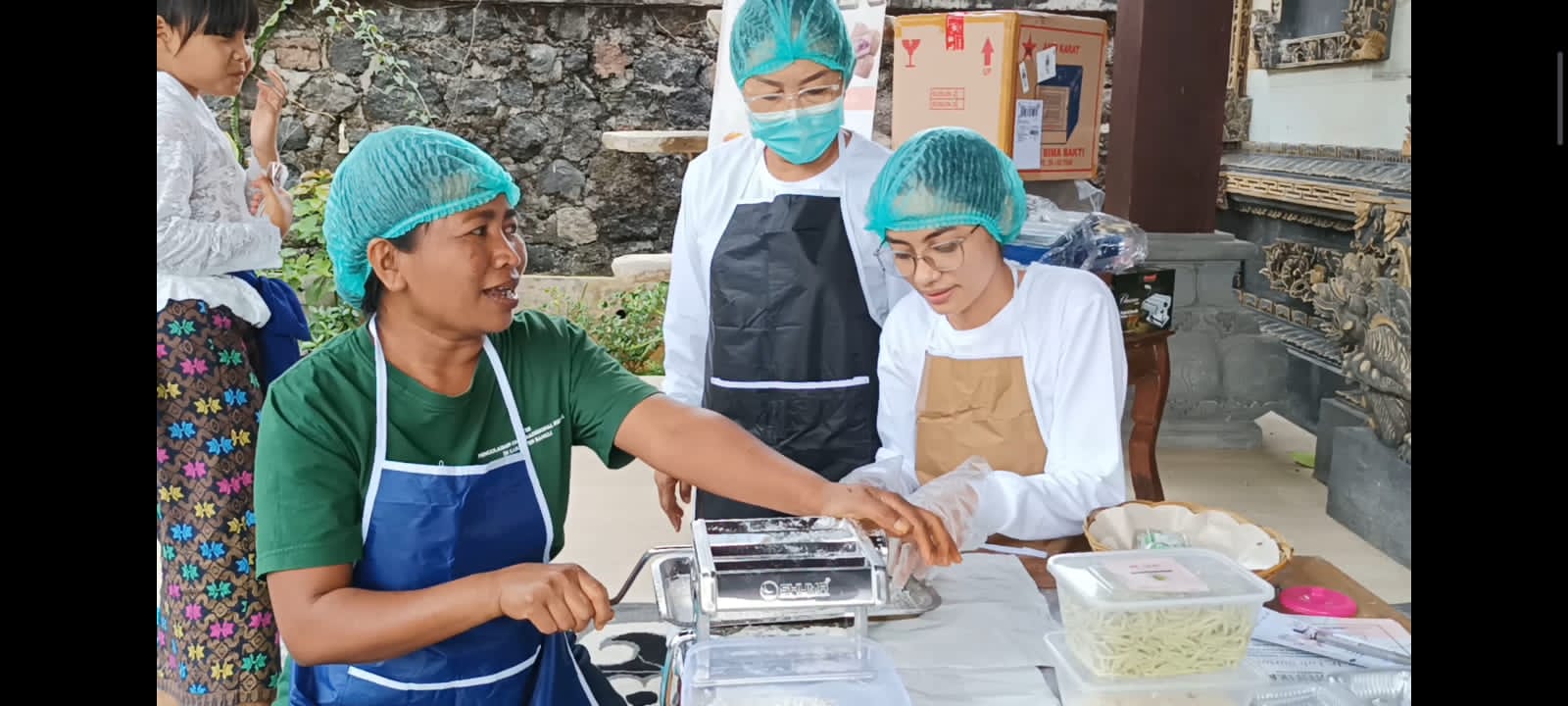 Pelatihan pengolahan Talas oleh akademisi Universitas Warmadewa