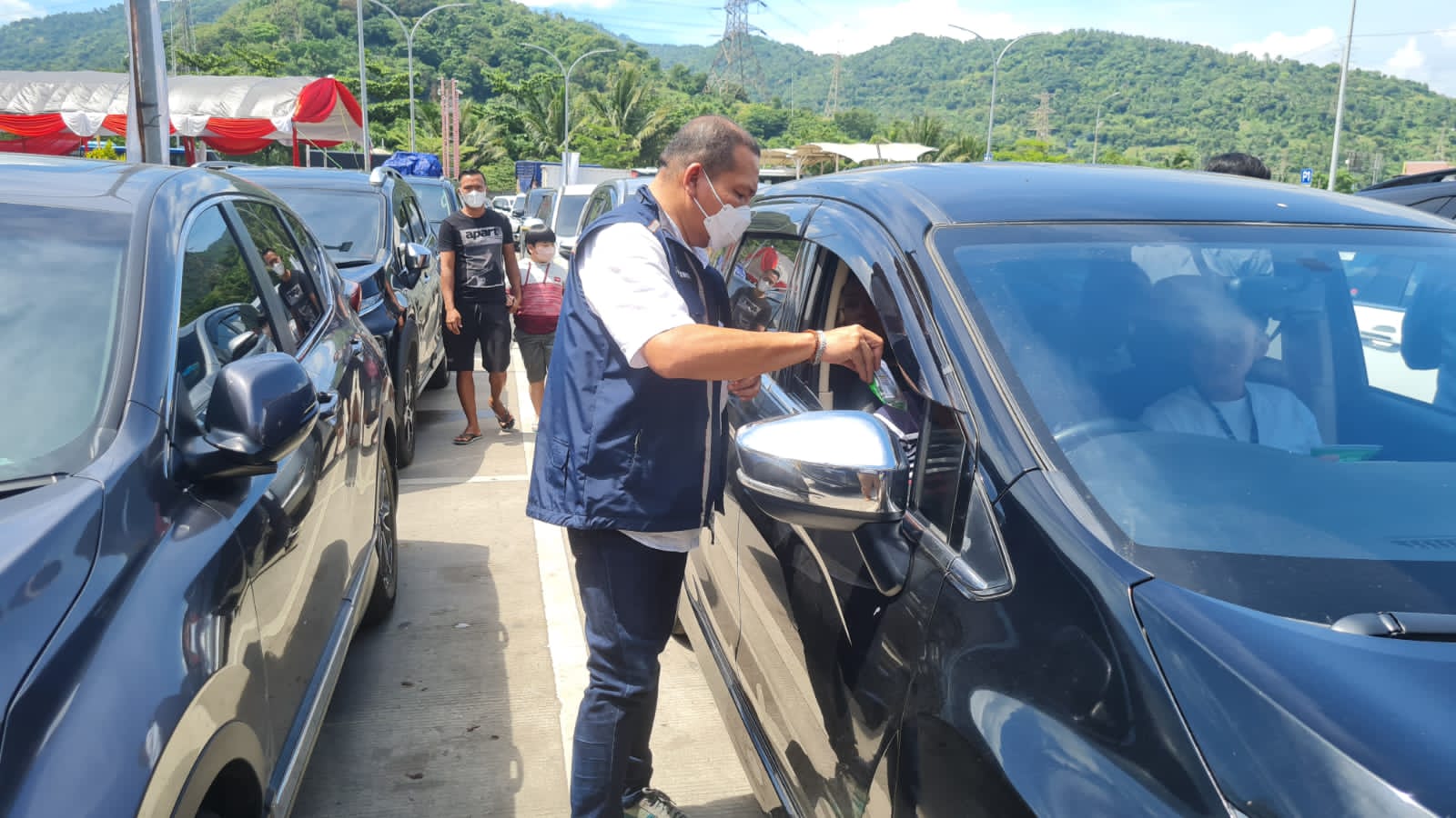 Deputi Bidang Industri dan Investasi, Kemenparekraf, Henky Manurung, meninjau langsung arus balik di Pelabuhan Merak. 