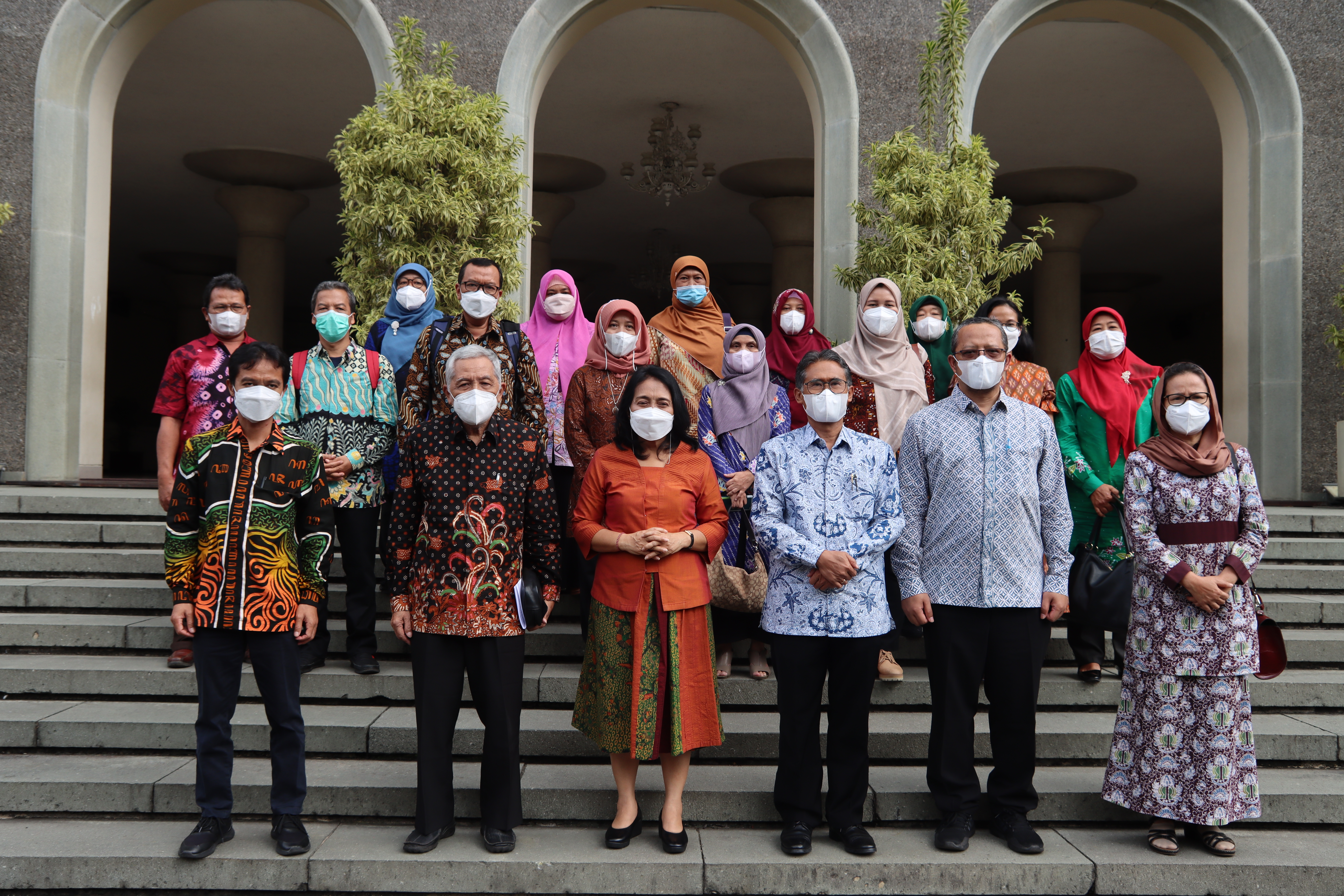 Menteri PPPA Bintang Puspyoga bersama dengan sejumlah pimpinan UGM