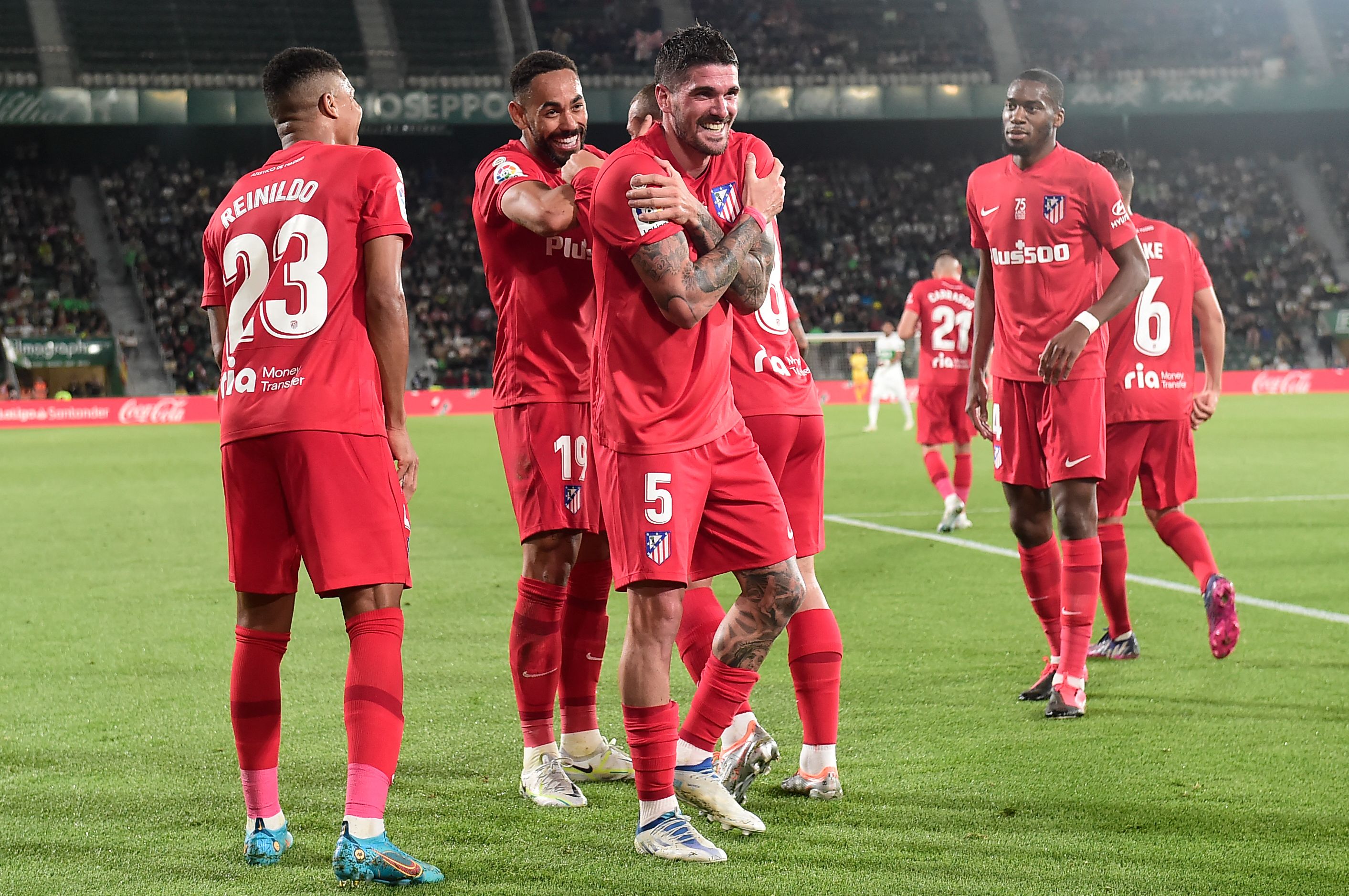 Para pemain Atletico Madrid melakukan selebrasi usai mencetak gol ke gawang Elche di laga La Liga.