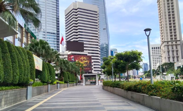 Kawasan pedestrian di dekat perkantoran di Jalan Sudirman, Jakarta, Sabtu (25/12/2021).