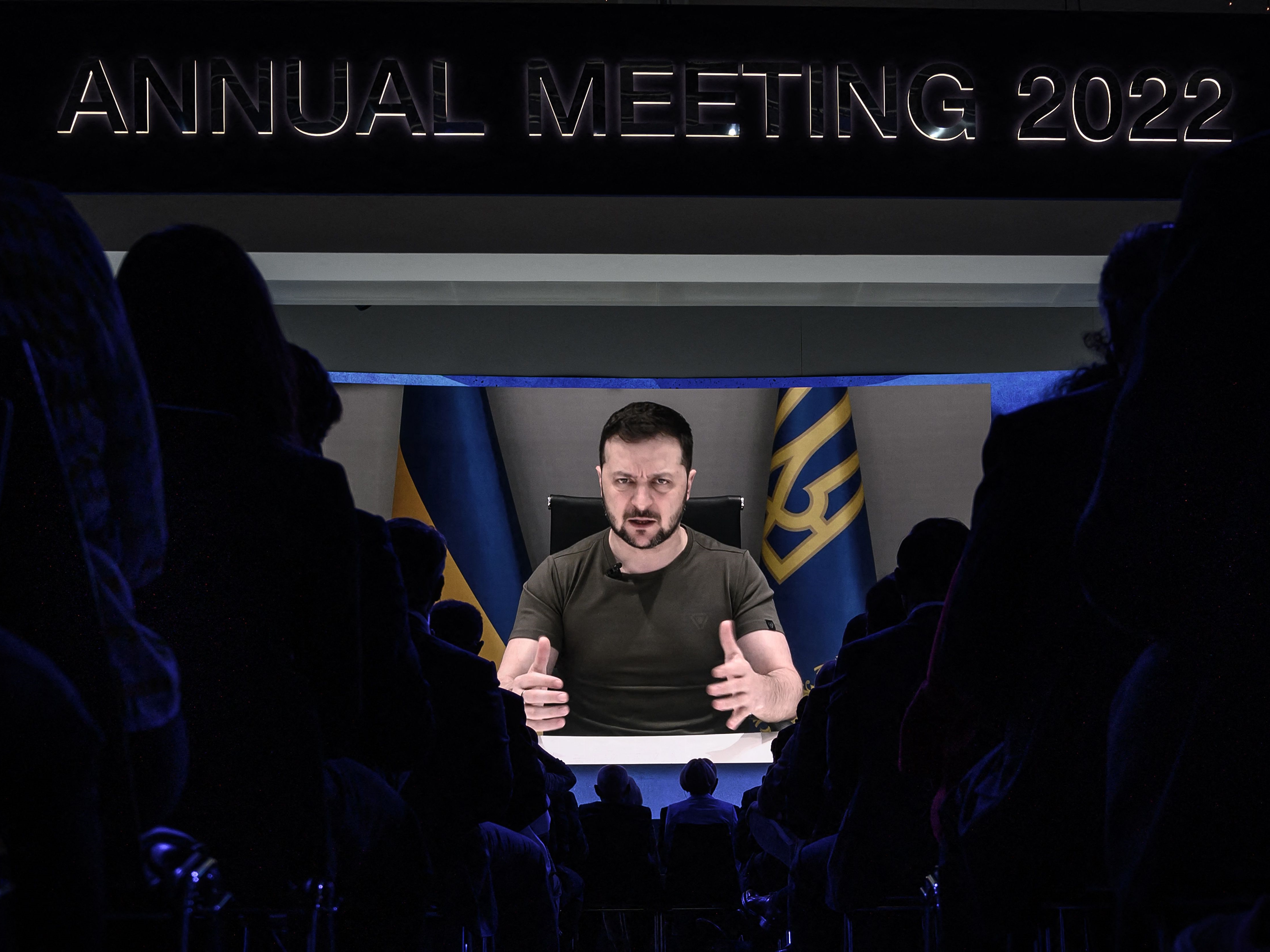 Presiden Ukraina Volodymyr Zelensky muncul di layar raksasa selama pidatonya melalui konferensi video dalam pertemuan Forum Ekonomi Dunia.