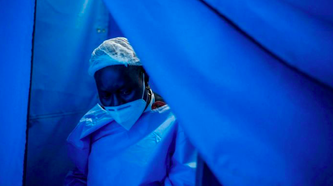 Seorang tenaga medis usai memeriksa pasien Covid-19 di Afrika Selatan. 