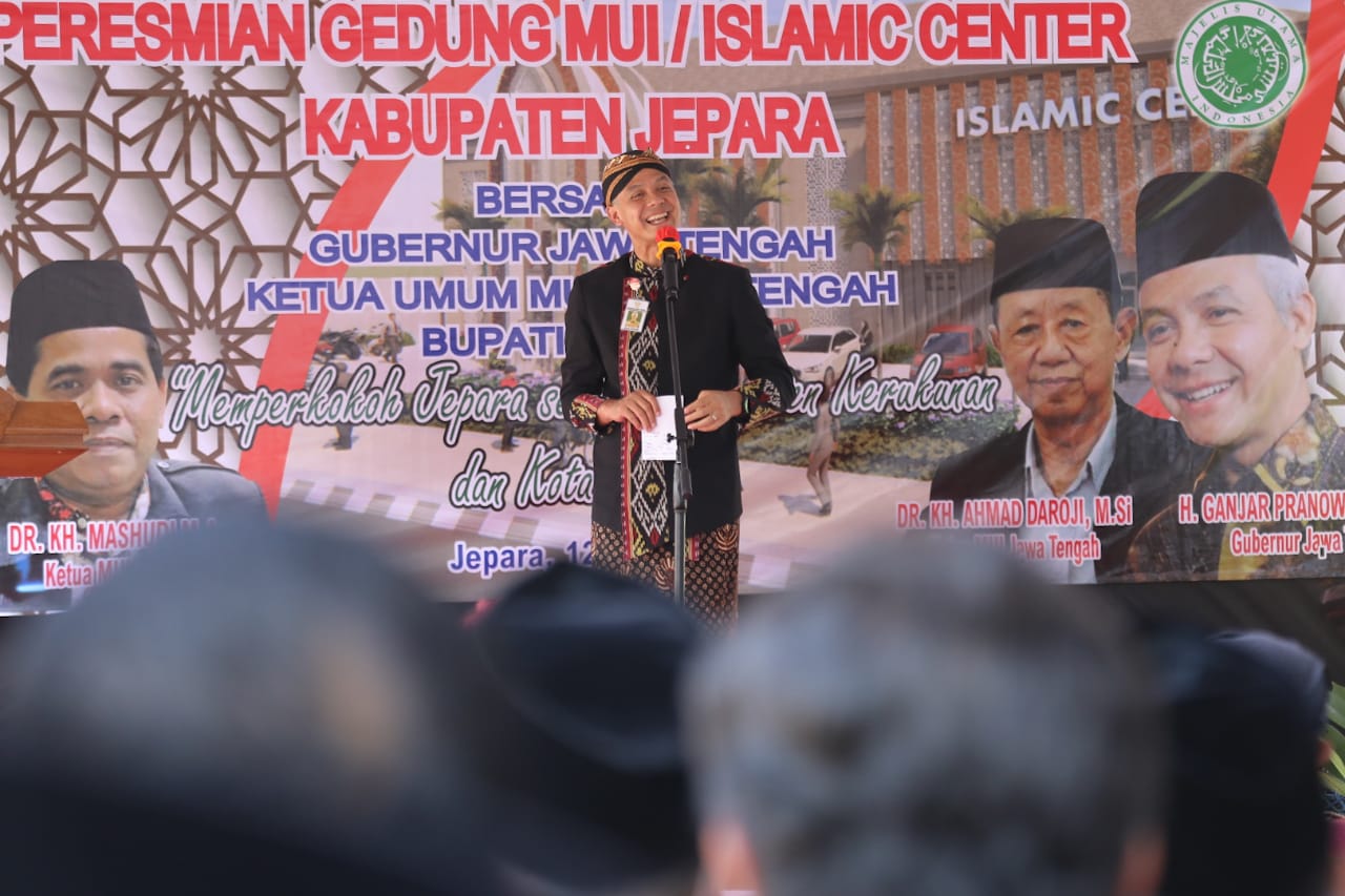 Gubernur Ganjar Pranowo meresmikan Gedung Jepara Islamic Center (JIC) di Kecamatan Pakis Aji, Jepara, Jawa Tengah, Kamis (12/5/2022)