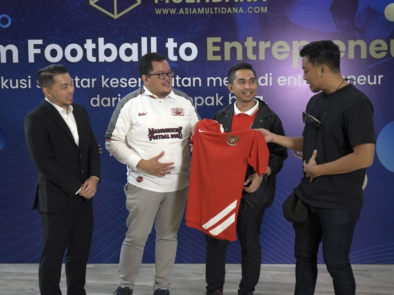 Kiri-kanan Kosmas Chandra, Angga Wirastomo, Adrian Dwitomo, dan dr. Michael S Rampangilei.